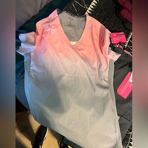 Koi ombré scrub top